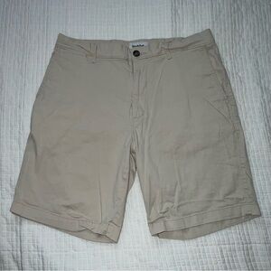 Goodfellow & Co. Men’s The Every Wear Short Khaki Shorts
• Size 32